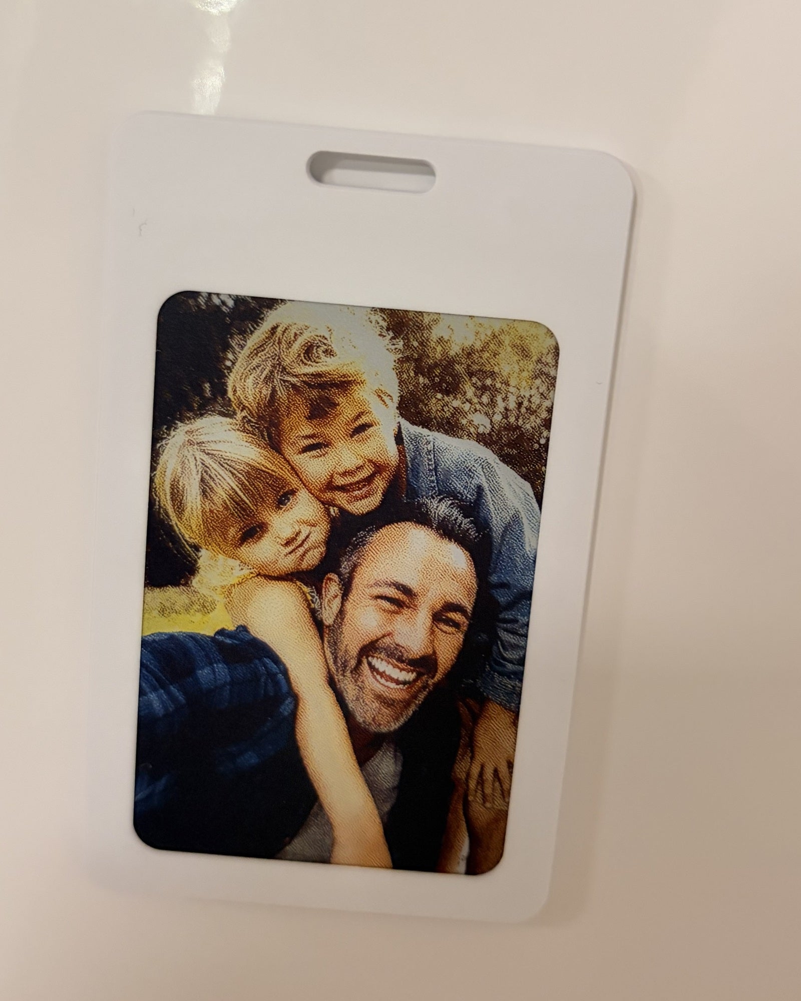 Originalaufnahme: Loopi mit einem farbigen Familienfoto direkt am Kühlschrank.