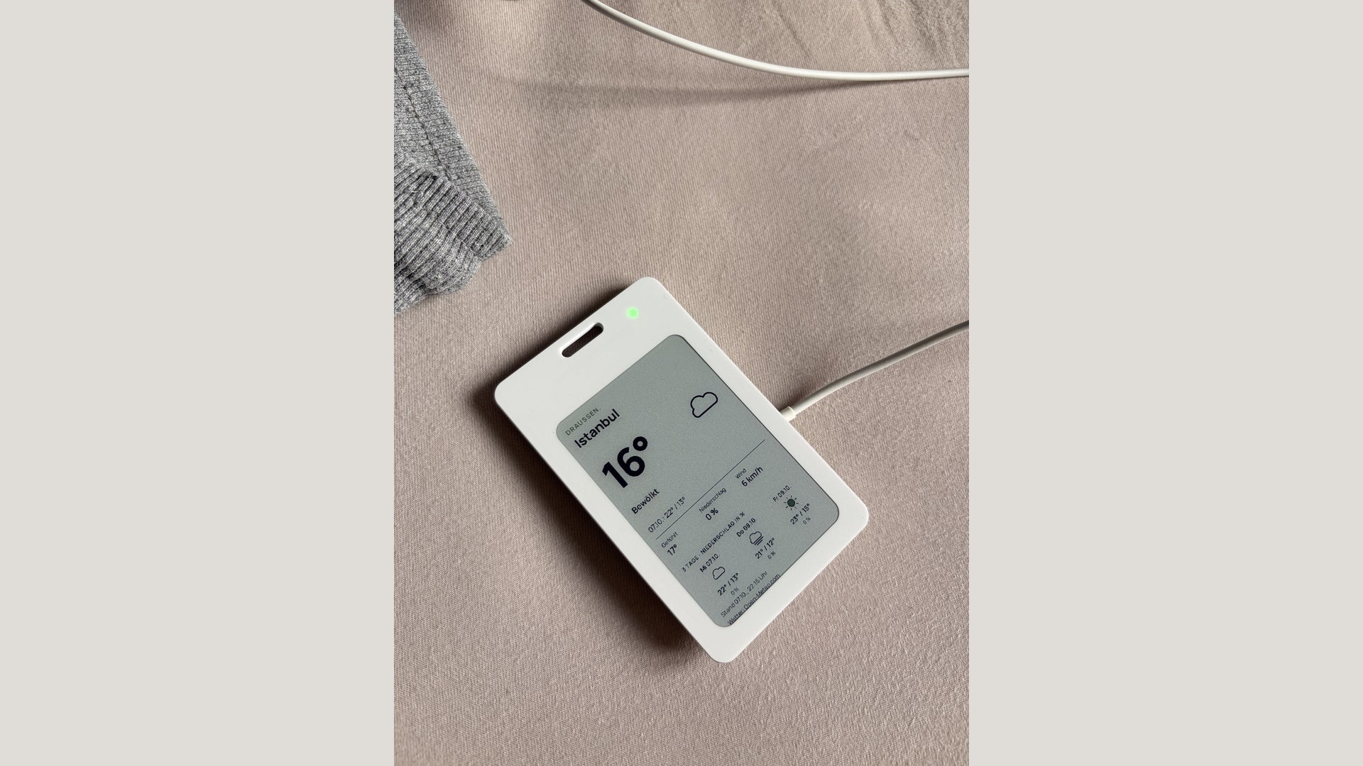 Originalaufnahme des Loopi-Gerätemusters mit einer Wetteransicht auf dem E-Paper-Display.